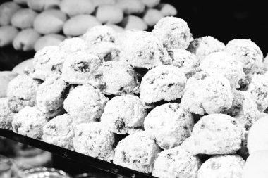 Bir grup çeşit kurabiye. Çikolata parçacıklı, yulaflı, kuru üzümlü, beyaz çikolatalı.