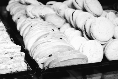 Bir grup çeşit kurabiye. Çikolata parçacıklı, yulaflı, kuru üzümlü, beyaz çikolatalı.