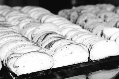 Bir grup çeşit kurabiye. Çikolata parçacıklı, yulaflı, kuru üzümlü, beyaz çikolatalı.