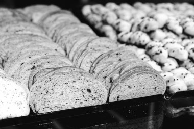 Bir grup çeşit kurabiye. Çikolata parçacıklı, yulaflı, kuru üzümlü, beyaz çikolatalı.