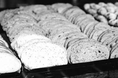 Bir grup çeşit kurabiye. Çikolata parçacıklı, yulaflı, kuru üzümlü, beyaz çikolatalı.