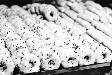 Bir grup çeşit kurabiye. Çikolata parçacıklı, yulaflı, kuru üzümlü, beyaz çikolatalı.