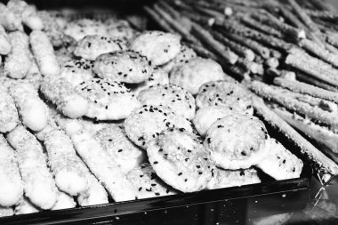 Bir grup çeşit kurabiye. Çikolata parçacıklı, yulaflı, kuru üzümlü, beyaz çikolatalı.