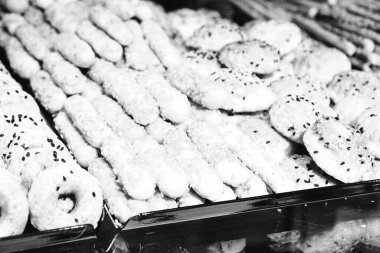 Bir grup çeşit kurabiye. Çikolata parçacıklı, yulaflı, kuru üzümlü, beyaz çikolatalı.