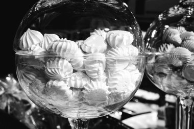 Bir grup çeşit kurabiye. Çikolata parçacıklı, yulaflı, kuru üzümlü, beyaz çikolatalı.