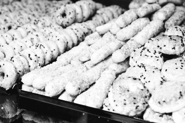 Bir grup çeşit kurabiye. Çikolata parçacıklı, yulaflı, kuru üzümlü, beyaz çikolatalı.