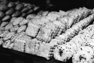 Bir grup çeşit kurabiye. Çikolata parçacıklı, yulaflı, kuru üzümlü, beyaz çikolatalı.