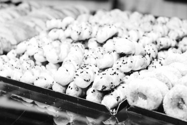 Bir grup çeşit kurabiye. Çikolata parçacıklı, yulaflı, kuru üzümlü, beyaz çikolatalı.