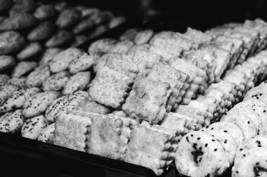 Bir grup çeşit kurabiye. Çikolata parçacıklı, yulaflı, kuru üzümlü, beyaz çikolatalı.