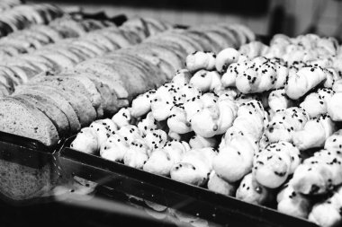 Bir grup çeşit kurabiye. Çikolata parçacıklı, yulaflı, kuru üzümlü, beyaz çikolatalı.