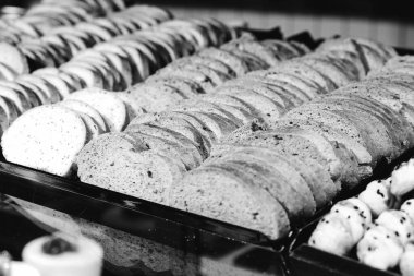 Bir grup çeşit kurabiye. Çikolata parçacıklı, yulaflı, kuru üzümlü, beyaz çikolatalı.