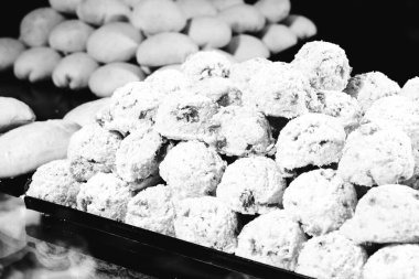 Bir grup çeşit kurabiye. Çikolata parçacıklı, yulaflı, kuru üzümlü, beyaz çikolatalı.