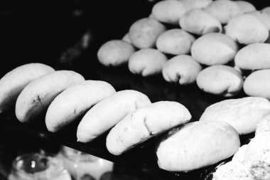 Bir grup çeşit kurabiye. Çikolata parçacıklı, yulaflı, kuru üzümlü, beyaz çikolatalı.