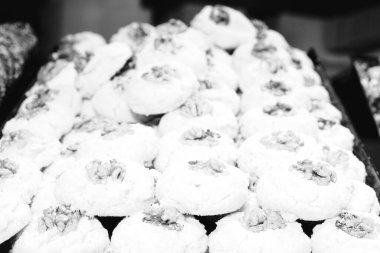 Bir grup çeşit kurabiye. Çikolata parçacıklı, yulaflı, kuru üzümlü, beyaz çikolatalı.