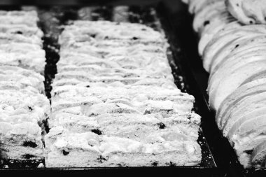 Bir grup çeşit kurabiye. Çikolata parçacıklı, yulaflı, kuru üzümlü, beyaz çikolatalı.