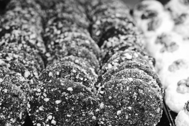 Bir grup çeşit kurabiye. Çikolata parçacıklı, yulaflı, kuru üzümlü, beyaz çikolatalı.