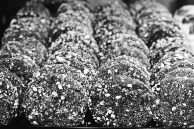 Bir grup çeşit kurabiye. Çikolata parçacıklı, yulaflı, kuru üzümlü, beyaz çikolatalı.