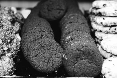 Bir grup çeşit kurabiye. Çikolata parçacıklı, yulaflı, kuru üzümlü, beyaz çikolatalı.