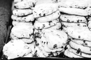 Bir grup çeşit kurabiye. Çikolata parçacıklı, yulaflı, kuru üzümlü, beyaz çikolatalı.