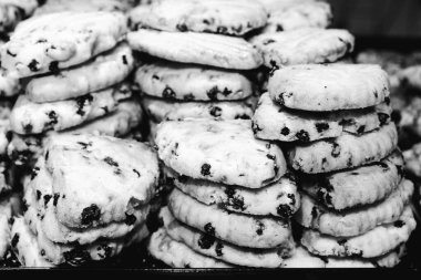 Bir grup çeşit kurabiye. Çikolata parçacıklı, yulaflı, kuru üzümlü, beyaz çikolatalı.