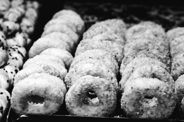 Bir grup çeşit kurabiye. Çikolata parçacıklı, yulaflı, kuru üzümlü, beyaz çikolatalı.