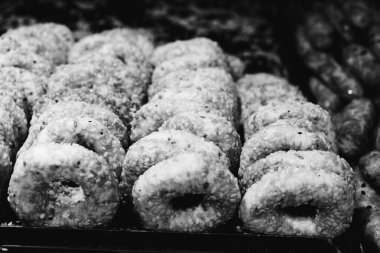 Bir grup çeşit kurabiye. Çikolata parçacıklı, yulaflı, kuru üzümlü, beyaz çikolatalı.