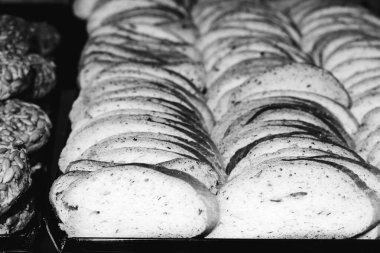 Bir grup çeşit kurabiye. Çikolata parçacıklı, yulaflı, kuru üzümlü, beyaz çikolatalı.