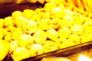 Bir grup çeşit kurabiye. Çikolata parçacıklı, yulaflı, kuru üzümlü, beyaz çikolatalı.