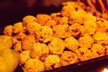 Bir grup çeşit kurabiye. Çikolata parçacıklı, yulaflı, kuru üzümlü, beyaz çikolatalı.