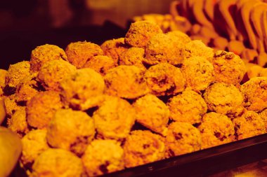 Bir grup çeşit kurabiye. Çikolata parçacıklı, yulaflı, kuru üzümlü, beyaz çikolatalı.