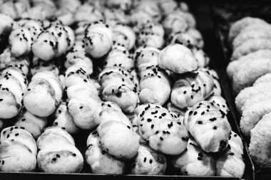 Bir grup çeşit kurabiye. Çikolata parçacıklı, yulaflı, kuru üzümlü, beyaz çikolatalı.