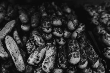 Bir grup çeşit kurabiye. Çikolata parçacıklı, yulaflı, kuru üzümlü, beyaz çikolatalı.