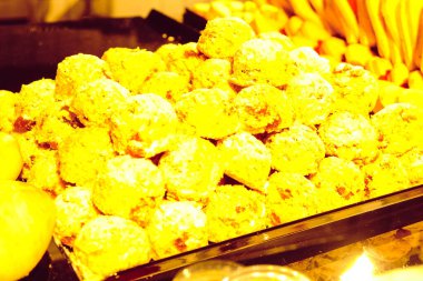 Bir grup çeşit kurabiye. Çikolata parçacıklı, yulaflı, kuru üzümlü, beyaz çikolatalı.