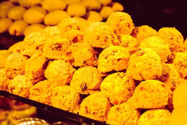 Bir grup çeşit kurabiye. Çikolata parçacıklı, yulaflı, kuru üzümlü, beyaz çikolatalı.