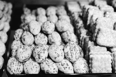 Bir grup çeşit kurabiye. Çikolata parçacıklı, yulaflı, kuru üzümlü, beyaz çikolatalı.