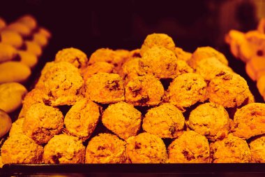 Bir grup çeşit kurabiye. Çikolata parçacıklı, yulaflı, kuru üzümlü, beyaz çikolatalı.