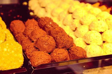 Bir grup çeşit kurabiye. Çikolata parçacıklı, yulaflı, kuru üzümlü, beyaz çikolatalı.