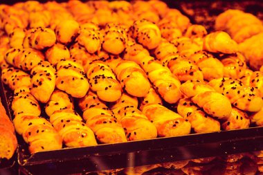 Bir grup çeşit kurabiye. Çikolata parçacıklı, yulaflı, kuru üzümlü, beyaz çikolatalı.