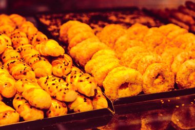 Bir grup çeşit kurabiye. Çikolata parçacıklı, yulaflı, kuru üzümlü, beyaz çikolatalı.