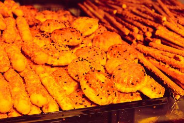 Bir grup çeşit kurabiye. Çikolata parçacıklı, yulaflı, kuru üzümlü, beyaz çikolatalı.