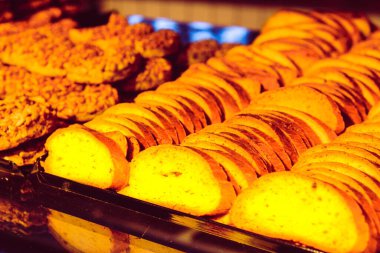 Bir grup çeşit kurabiye. Çikolata parçacıklı, yulaflı, kuru üzümlü, beyaz çikolatalı.