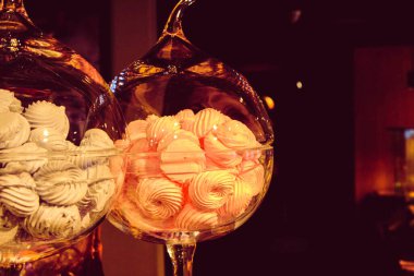 Bir grup çeşit kurabiye. Çikolata parçacıklı, yulaflı, kuru üzümlü, beyaz çikolatalı.