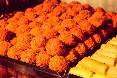 Bir grup çeşit kurabiye. Çikolata parçacıklı, yulaflı, kuru üzümlü, beyaz çikolatalı.