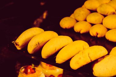 Bir grup çeşit kurabiye. Çikolata parçacıklı, yulaflı, kuru üzümlü, beyaz çikolatalı.