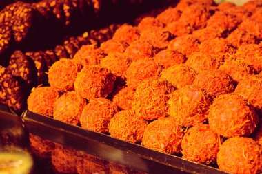 Bir grup çeşit kurabiye. Çikolata parçacıklı, yulaflı, kuru üzümlü, beyaz çikolatalı.