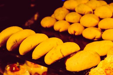 Bir grup çeşit kurabiye. Çikolata parçacıklı, yulaflı, kuru üzümlü, beyaz çikolatalı.