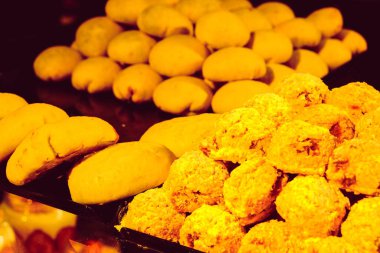 Bir grup çeşit kurabiye. Çikolata parçacıklı, yulaflı, kuru üzümlü, beyaz çikolatalı.