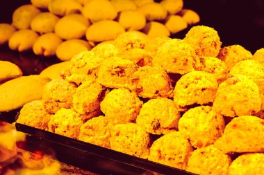 Bir grup çeşit kurabiye. Çikolata parçacıklı, yulaflı, kuru üzümlü, beyaz çikolatalı.