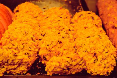 Bir grup çeşit kurabiye. Çikolata parçacıklı, yulaflı, kuru üzümlü, beyaz çikolatalı.