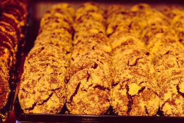 Bir grup çeşit kurabiye. Çikolata parçacıklı, yulaflı, kuru üzümlü, beyaz çikolatalı.